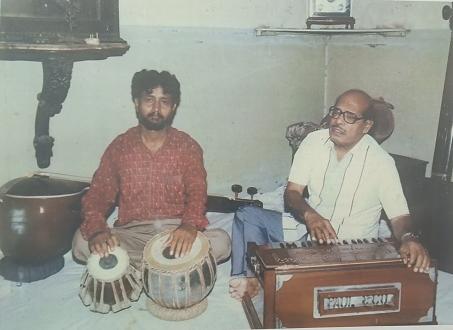 Deba Prasad Das playing Tabla with Manna Dey